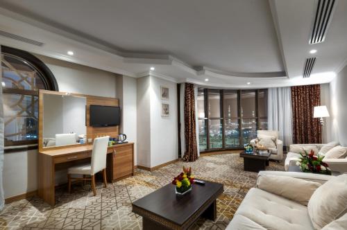 Телевизор и/или развлекательный центр в Emaar Al Mektan Hotel