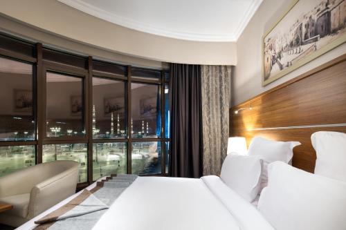 Кровать или кровати в номере Emaar Al Mektan Hotel