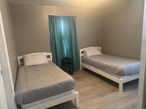 Ένα ή περισσότερα κρεβάτια σε δωμάτιο στο Kirksville Guest House Pet Friendly