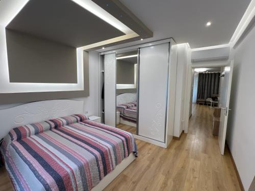 Ένα ή περισσότερα κρεβάτια σε δωμάτιο στο Gjiri i Lalzit, Durres - San Pietro - Alfred's Apartments with Garden