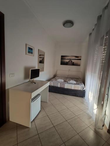 Un dormitorio con una cama y un escritorio con una computadora. en Urban Nest, en Fiumicino