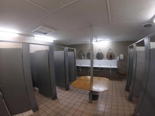 łazienka z kabiną i ławką w obiekcie Cable Beach Backpackers w mieście Broome