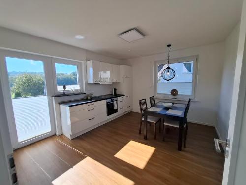 une cuisine avec une table et une salle à manger dans l'établissement Charmante Ferienwohnung in Tecklenburg, à Tecklembourg