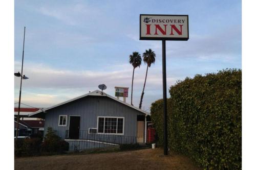 a sign that reads unemployment inn in front of a house at Discovery Inn Near Six Flags Vallejo Napa Valley CA in Vallejo