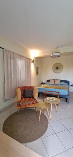 Una sala de estar con una cama, un sofá y mesas. en Sal Casa BEACH, en Santa Maria