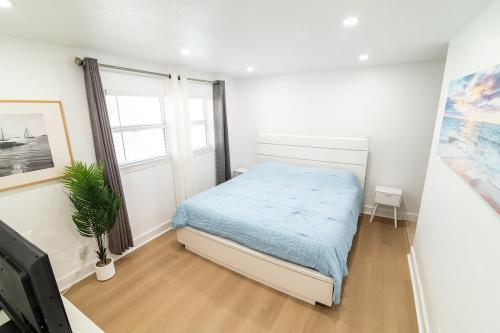 Ένα ή περισσότερα κρεβάτια σε δωμάτιο στο Coastal Ocean Breeze Escape
