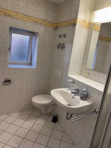 a bathroom with a toilet and a sink at Ferien- und Monteurwohnungen Nähe Leipzig & A72 in Böhlen