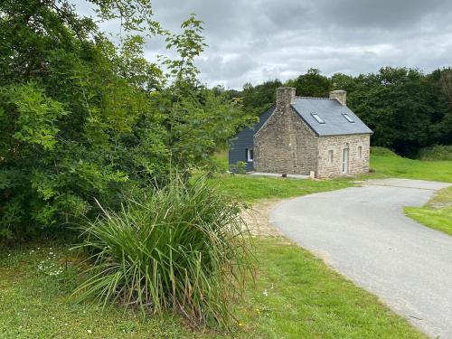 una vecchia casa in pietra sul ciglio di una strada di Maison Yvonne 