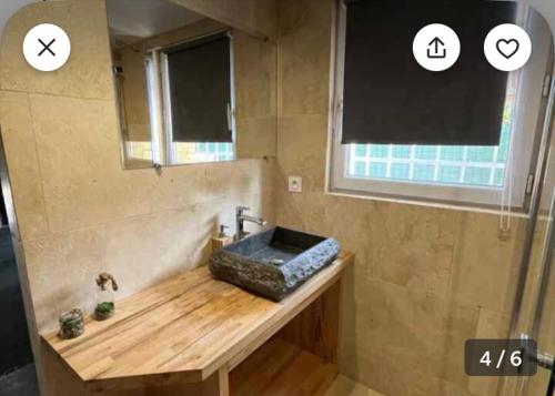 Fotografie z fotogalerie ubytování Très jolie chambre avec piscine v destinaci Montmerle Sur Saône