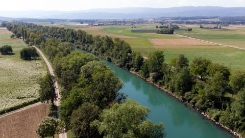una vista aérea de un río con un puente en BnB Solarhaus, en Aarberg