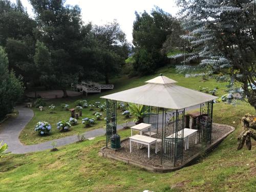 an overhead view of a bird cage with an umbrella at Chalet Andino Sesquile in Suesca