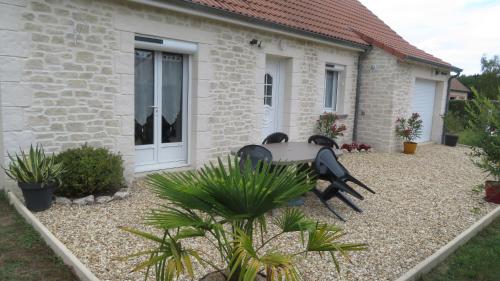 a garden with a barbecue in front of a house at Gite en Sologne, -Châteaux de la Loire, Beauval - in Millançay