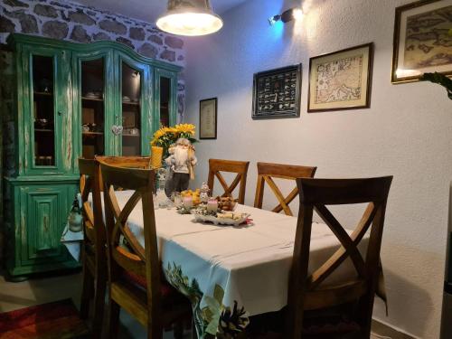Fotografie z fotogalerie ubytování Charming 3 Bedroom House in Skaljari Montenegro with Garden View v destinaci Škaljari
