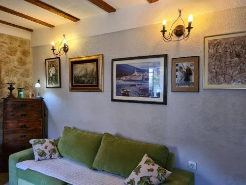 Posezení v ubytování Charming 3 Bedroom House in Skaljari Montenegro with Garden View