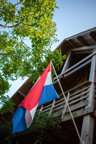 a flag flying in front of a building at B&B ZomersBuiten in Oude Pekela