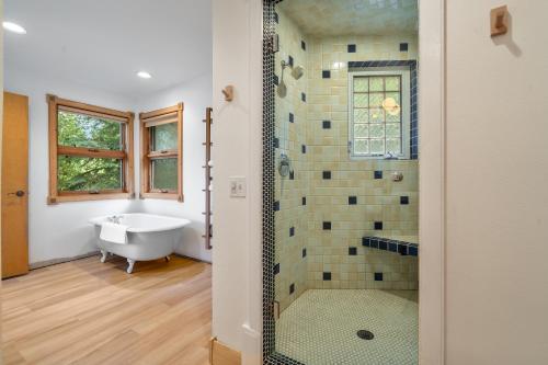 Ένα μπάνιο στο Elk Meadow - 4BR Near Whitefish Lake & Glacier National Park