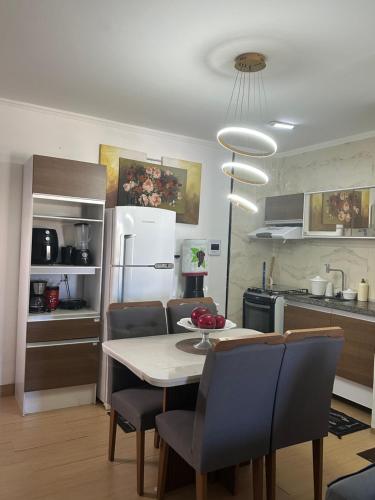 una cucina e una sala da pranzo con tavolo e sedie di Via Venetto Feirinha Beira Mar a Fortaleza