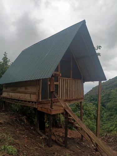 MorogoroにあるThe Mountain Goatの高台の屋根付き木造家屋