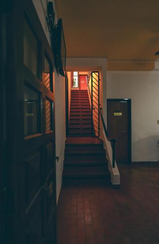 a hallway with stairs in a building with a door at Hosteria Pia Guapi in Colón