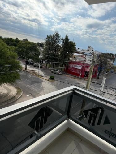 un balcón con vistas a un aparcamiento en MonoambienteXdia, en Villa Dolores