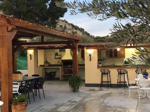a patio with a table and chairs and a kitchen at Casa Tita Mari in Jaén