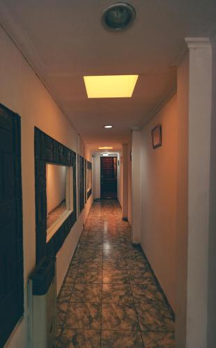 an empty hallway with a light on the ceiling at Hosteria Pia Guapi in Colón
