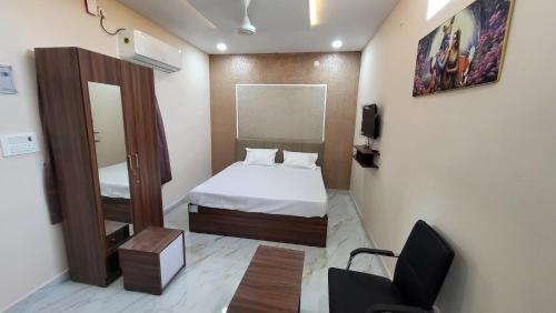 Katil atau katil-katil dalam bilik di Maran Residency Tiruvannamalai