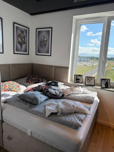 una cama en una habitación con una ventana grande en Sapore Dream STUDIO 4, en Opole