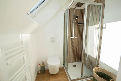 Bilik mandi di Les maisons de Delphine Saint Cado