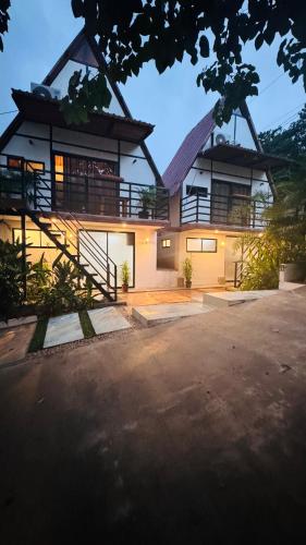 a large house with a lit up facade at Cabinas en Huacas y brasilito in Matapalo
