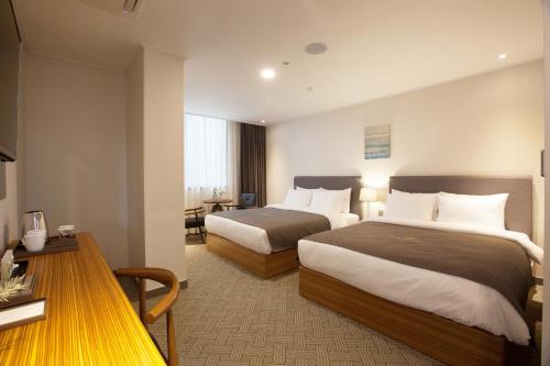 Ein Bett oder Betten in einem Zimmer der Unterkunft GnB Hotel