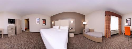 A bed or beds in a room at Holiday Inn Express & Suites Williams, an IHG Hotel