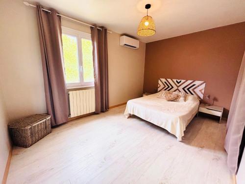 Ένα ή περισσότερα κρεβάτια σε δωμάτιο στο Maison avec terrasse et jardin - proche Montpellier et plages