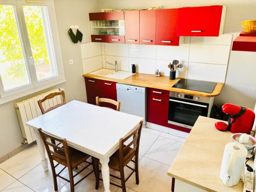 Η κουζίνα ή μικρή κουζίνα στο Maison avec terrasse et jardin - proche Montpellier et plages