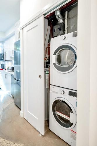 Gallery image of Modern 2 Bedroom Basement Suite Downtown Toronto near Wascana Ave in Toronto