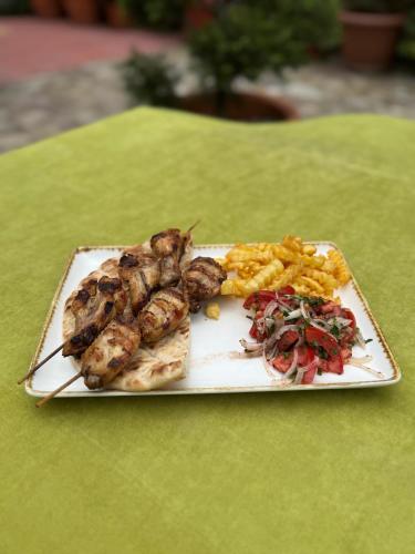 Makanan di atau berdekatan hotel