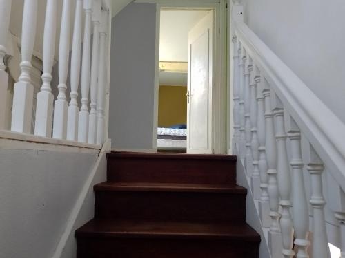 eine Treppe in einem Haus mit einem Spiegel in der Unterkunft Duplex 100m2 in Montreuil-sur-Ille