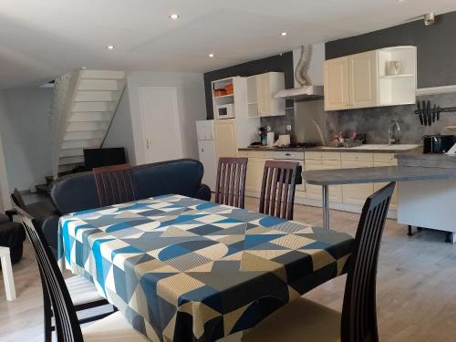 eine Küche und ein Esszimmer mit Tisch und Stühlen in der Unterkunft Duplex 100m2 in Montreuil-sur-Ille