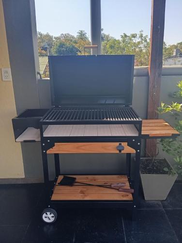 a grill on a cart with a laptop on it at Excelente ubicación in Posadas