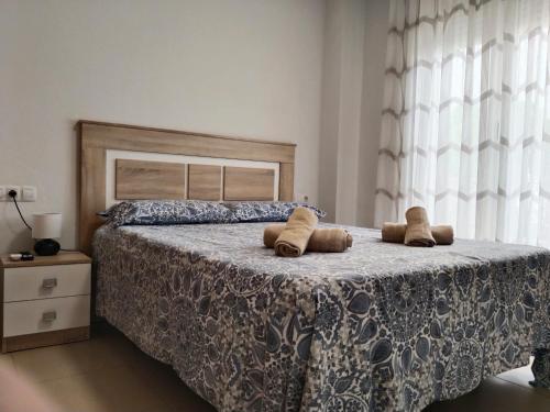 ein Schlafzimmer mit einem Bett mit zwei Handtüchern darauf in der Unterkunft Apartamento en la Torre Golf Resort in Torre-Pacheco