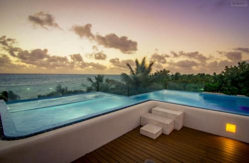 トゥルムにあるAll Inclusive Sian Kaan Villa 12の海が見えるプール