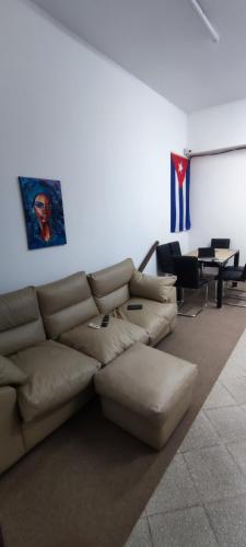 a living room with a couch and a table at Cuba linda, alojamiento, hospedaje 1 habitación económico in Asuncion