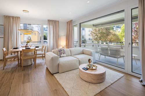 una sala de estar con un sofá y una mesa en BLIV Design-Apartment mit Parkplatz, nahe Zentrum, en St. Gallen