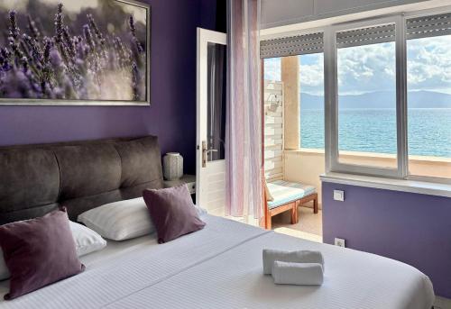 En eller flere senge i et værelse på Beach House Labineca