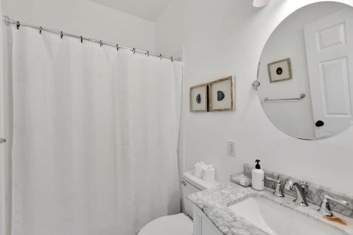 チャールストンにあるRetreat on Spring, Unit Bの洗面台と鏡のある白いバスルーム