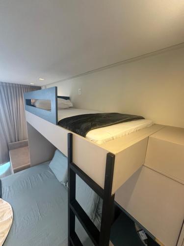 une chambre avec un lit superposé dans une pièce dans l'établissement Flat no Paraíso da praia do Cupe - Porto de Galinhas, à Porto de Galinhas