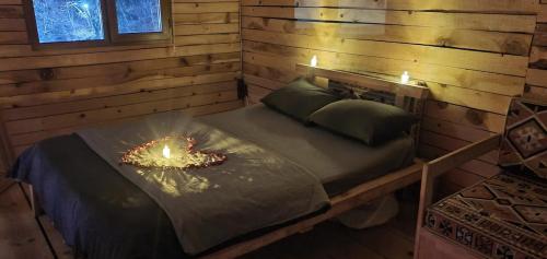 a log cabin with a bed with a fire on it at Doğanın Kalbinde Doğallıkla Buluşma Noktası in Inegol