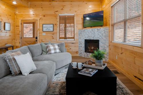 Relaxing cabin retreat-pool, hot tub and game room photo 10