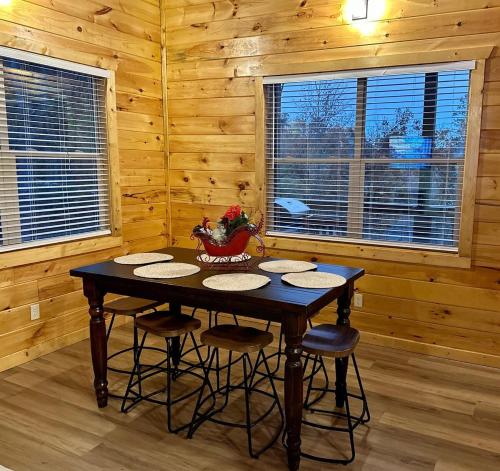 Relaxing cabin retreat-pool, hot tub and game room photo 13