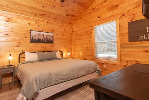 Relaxing cabin retreat-pool, hot tub and game room photo 8